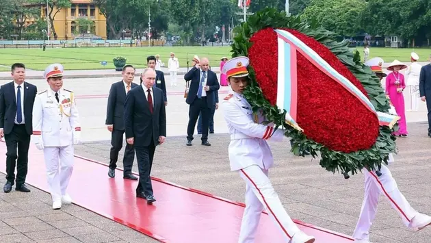 Tổng thống Putin viếng Lăng Chủ tịch Hồ Chí Minh