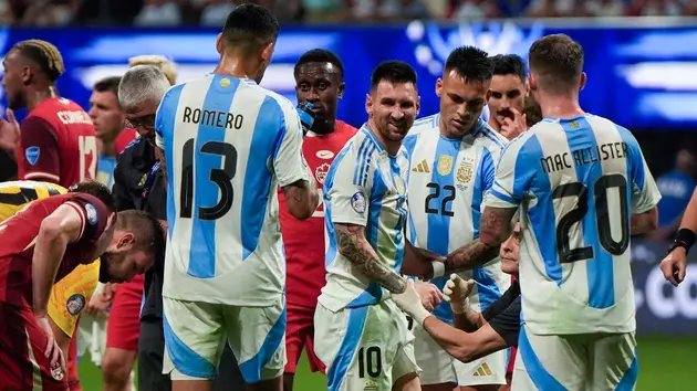 Argentina 2-0 Canada: Messi đi vào lịch sử